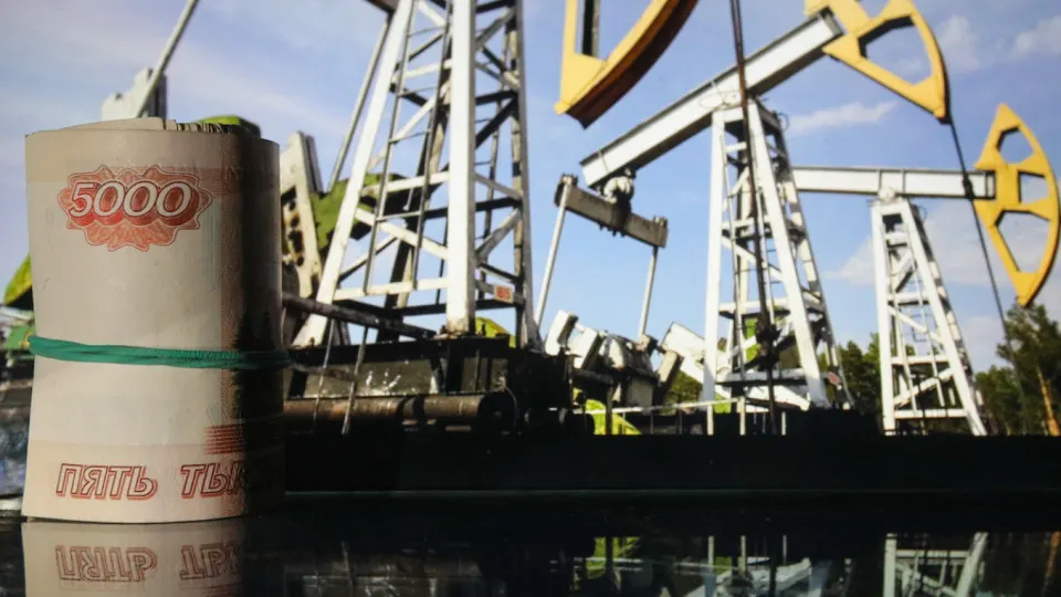 Доходы от нефти и газа в мае заметно увеличились, однако за четыре месяца федеральный бюджет показал дефицит в 5,8 трлн рублей. Минфин рассматривает секвестр расходов, если траты не ограничить.