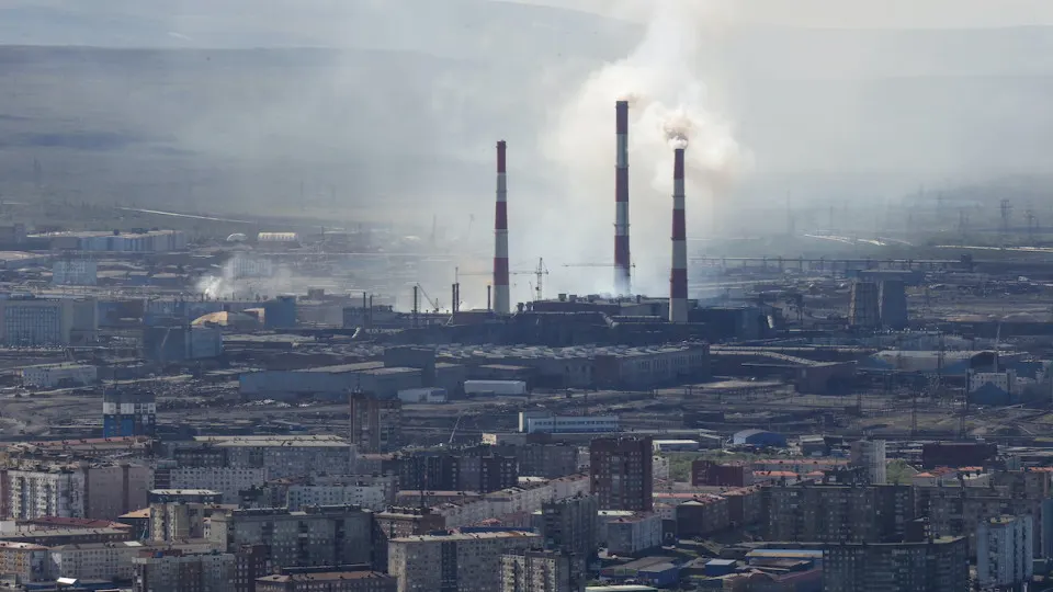 Минэкономразвития: промышленное производство в России в мае уменьшилось на 0,7% в годовом выражении — спад затронул большинство отраслей, сильнее всего пострадали нефтепереработка и металлургия.