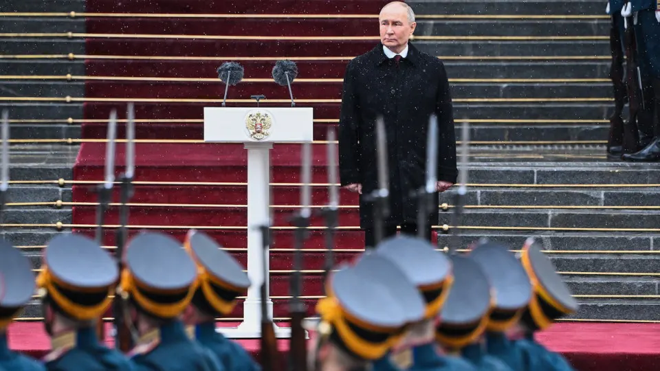 Военные статьи бюджета на 2026 год могут вырасти почти на 40% — до примерно 18 трлн рублей, а с учётом расходов на силовые структуры общие траты могут составить почти половину всех расходов. Для покрытия дефицита планируются секвестр расходов, использование резервов и дополнительный выпуск госдолга.