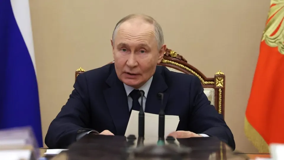 Президент отметил, что спад инвестиций контролируемый и связан с макроэкономическими факторами, тогда как власть ограничена в бюджетном стимулировании — инвестиции в первом квартале упали на 14,3%.