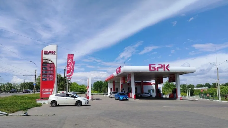 В нескольких областях ввели ограничения на отпуск бензина и распределение топлива из‑за повреждений объектов нефтепереработки; власти просят не паниковать и приоритетно обеспечивают экстренные службы и сельхозтехнику.