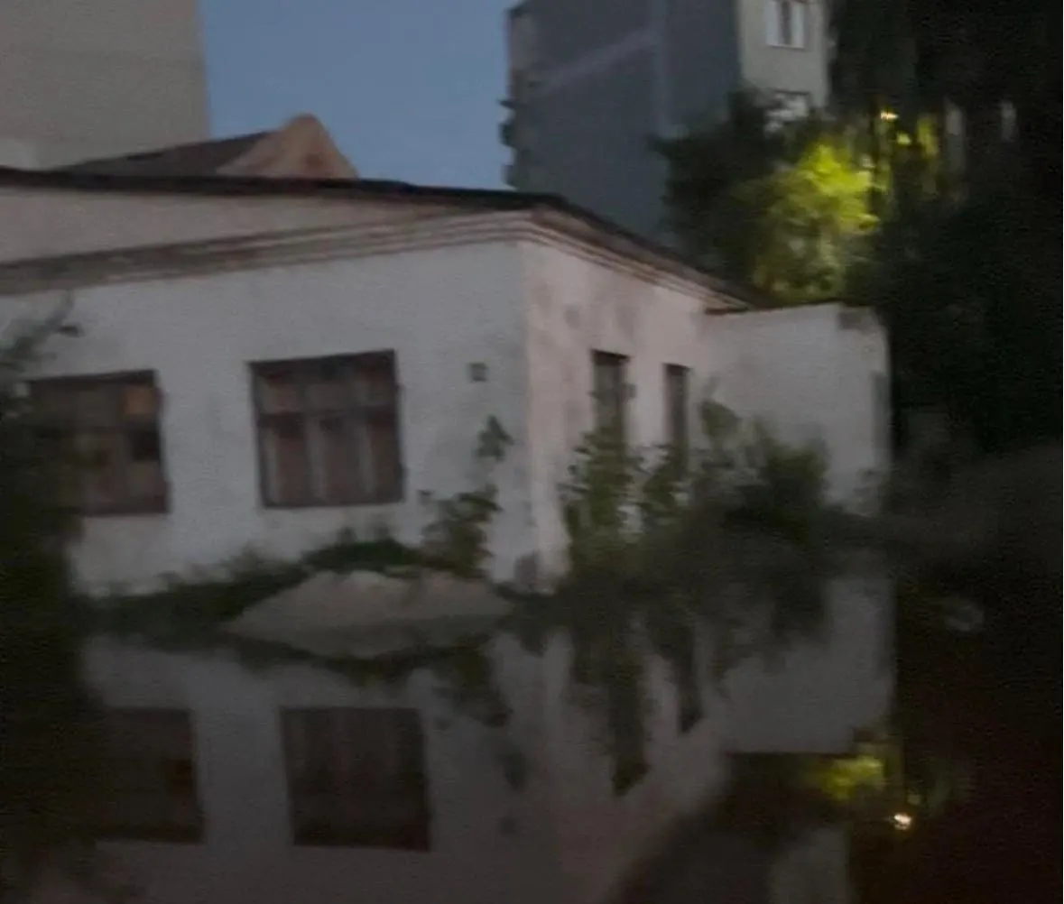 На улице Красноуфимской из повреждённой трубы уже два месяца течёт питьевая вода. Жители жалуются на сырость, неприятный запах и лягушек, а обращения в коммунальные службы пока не дали результата.
