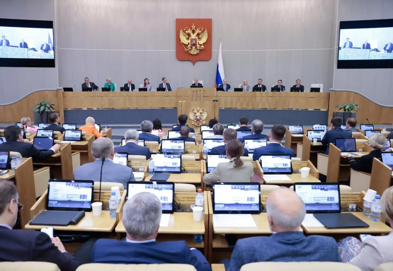 Анализ показывает, что Госдума одобряет большинство правительственных и практически все президентские законопроекты, тогда как «проходимость» депутатских инициатив едва превышает четверть. Эксперты советуют следить за повесткой кабинета министров, если хочется понять, какие правила будут вводиться.