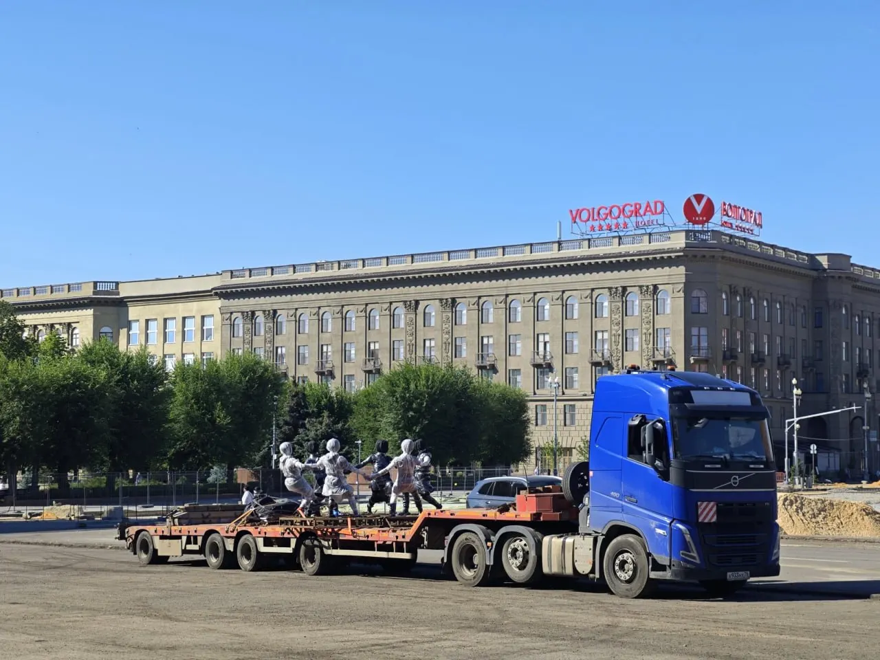Скульптурную группу легендарного фонтана доставили в Волгоград и временно оставили на полуприцепе на площади Павших Борцов — судя по всему, перед предстоящей установкой поблизости.