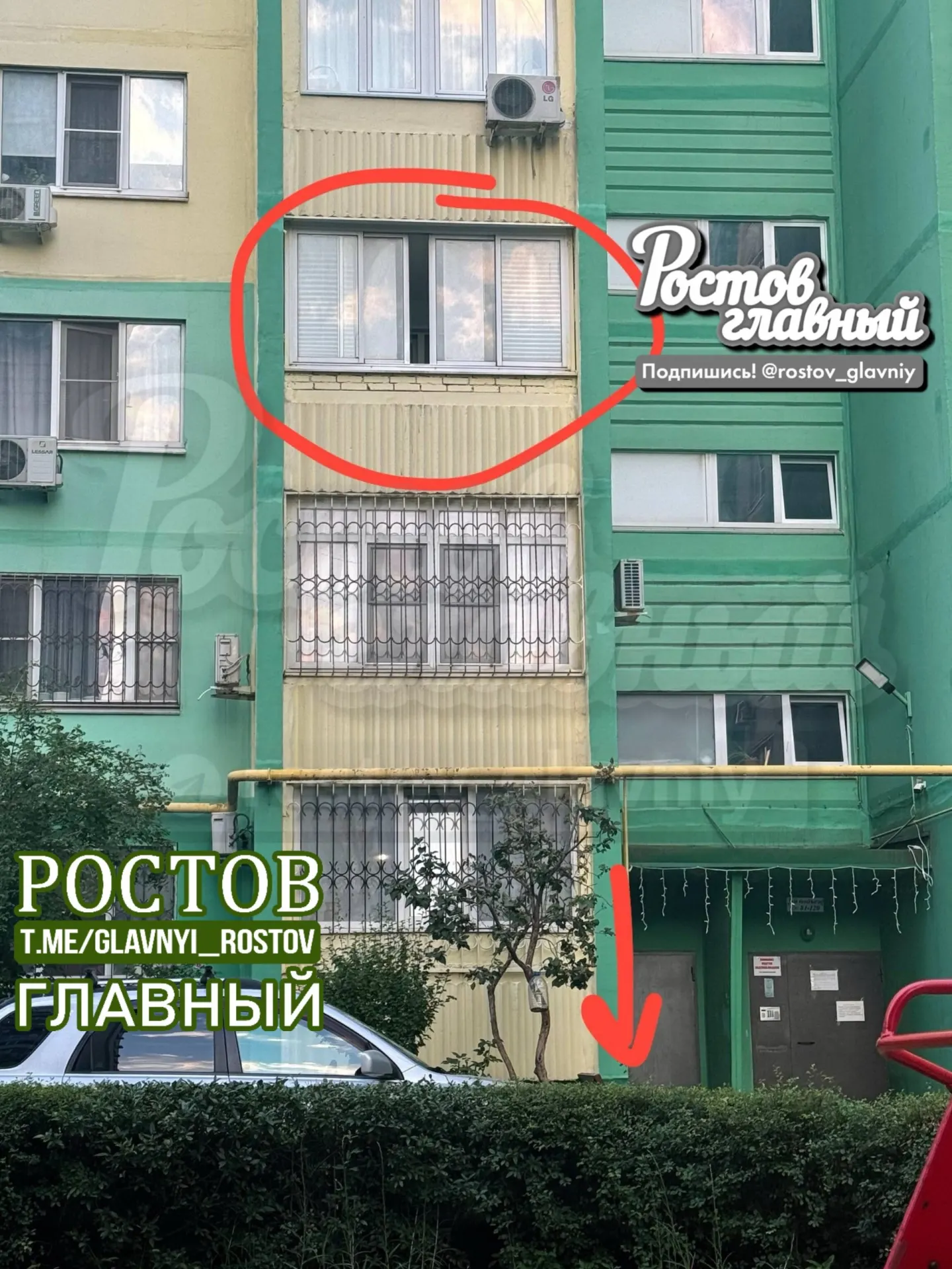 Житель сообщает, что по адресу 2‑я Краснодарская, 143/1 мужчина регулярно курит на балконе и целенаправленно плюёт в сторону прохожих; в прилагаемых фотографиях видно расположение лавочки относительно окна.