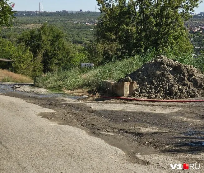 Утром 30 июля жители частного сектора Ворошиловского района обнаружили по дороге к СНТ «Дружба» текущую дурно пахнущую жидкость — ее исток шел из ярко‑оранжевой трубы внутри дачного массива. Причины сброса выясняют.