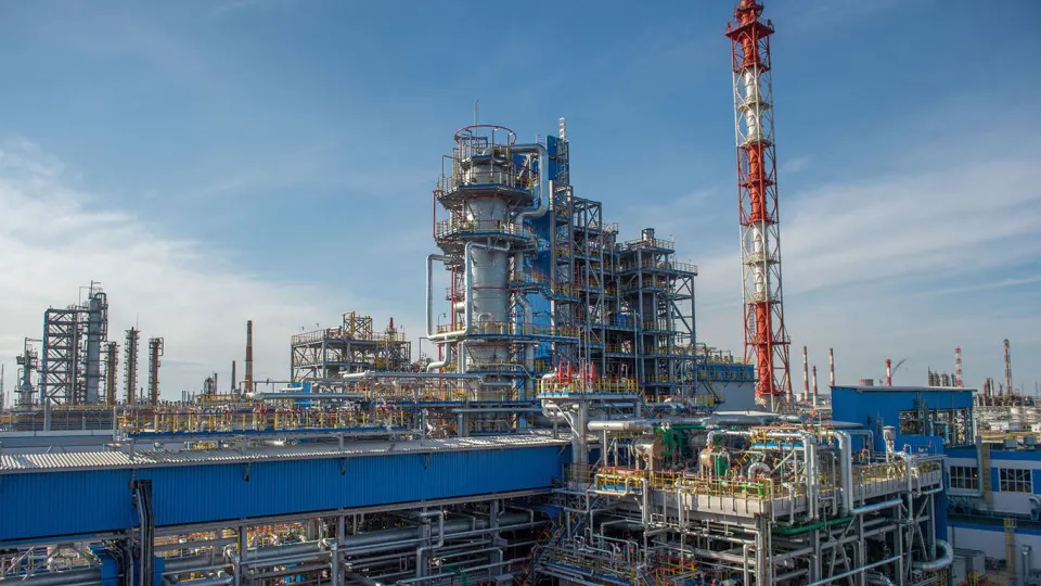 Нефтепереработка на заводе в Салавате приостановлена с 14 июля из‑за повреждений, полученных в результате атак беспилотных летательных аппаратов. Повреждены оба блока первичной переработки; восстановление может занять от нескольких недель до месяцев. Это уже пятая крупная остановка российских НПЗ в июле, что усиливает дефицит нефтепродуктов в стране.