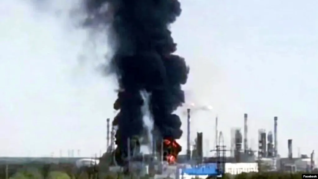 25 июля Тюменский нефтеперерабатывающий завод приостановил переработку нефти после удара: на территории завода произошли пожары, сроки восстановления работы пока неизвестны.
