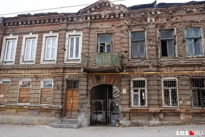 Аварийное здание начала XX века с следами снарядов выставлено на аукцион: стартовая цена 10,7 млн руб., торги пройдут 17 августа. Продажа предполагает обязательную реконструкцию.