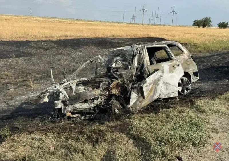 В Светлоярском районе Волгоградской области внедорожник выехал на встречную полосу и столкнулся с грузовым Volvo; водитель и пассажир кроссовера скончались на месте.