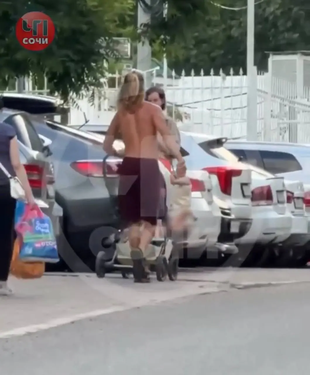 Мужчина, приехавший из Республики Коми, держал маленького сына за ногу и размахивал им. По его словам, так он пытался успокоить ребёнка; полиция проводит проверку.