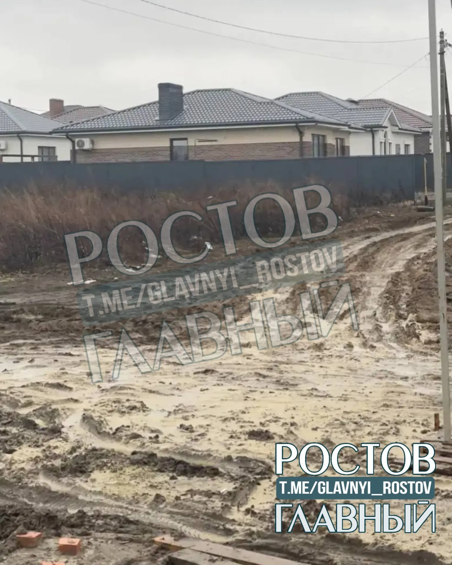 Жительница Камышевахи не согласна с актом газовой службы: ей вменяют раскопку асфальта и установку забора, участок считают дорогой. Власти предлагают объезд через частные земли, но в непогоду он оказывается практически непроходимым.