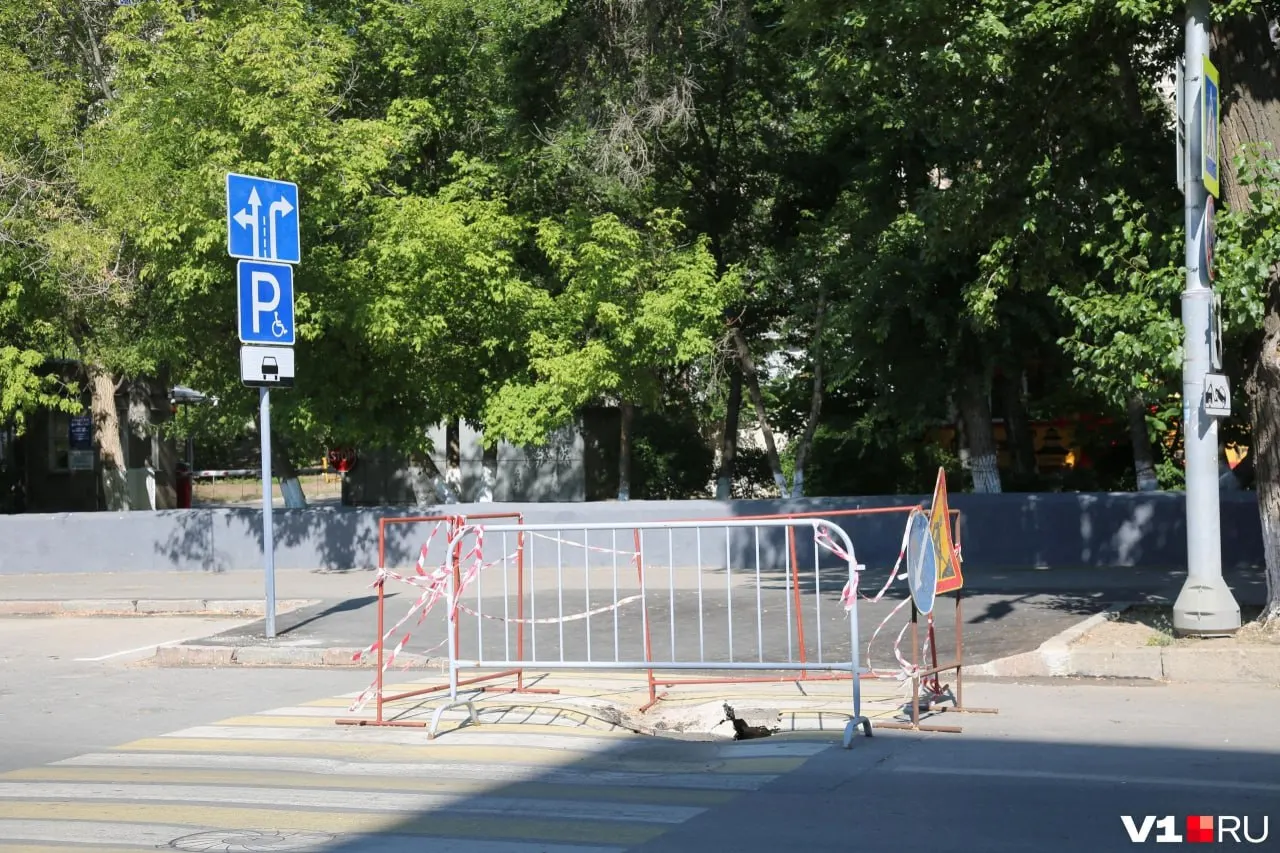 На месте, где недавно убрали бесплатную парковку ради платной, образовалась яма в проезжей части рядом с учебным корпусом.