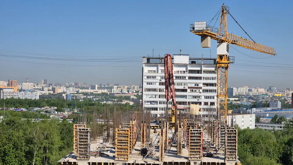 Госкомпания предупреждает, что свыше четверти проектов распроданы ниже нормы: долги девелоперов растут быстрее продаж, эскроу и высокие ставки усугубляют финансовые проблемы отрасли.
