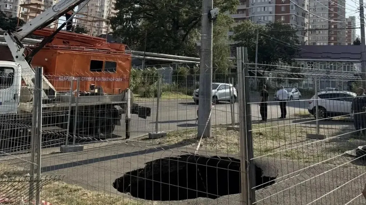 22 июля на улице Кожевенной обнаружили большую яму; из‑за провала на старом коллекторе закрыли левую полосу от домов №1 до №13 в сторону Тургеневского моста. Водоканал начнёт раскопки и ремонт.
