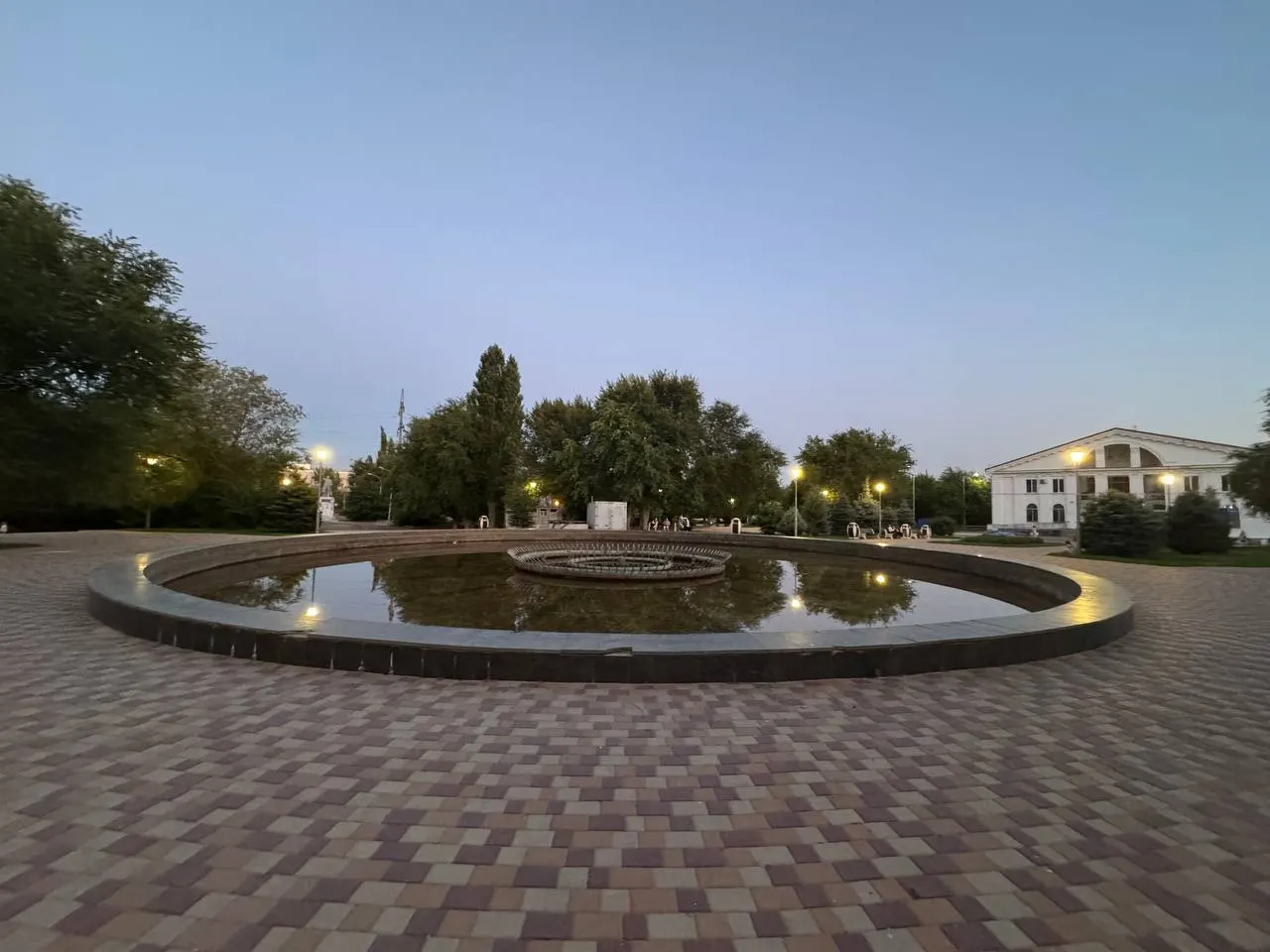 Жители жалуются, что фонтан в парке у Дома культуры Петрова не подаёт струи — в чаше лишь стоячая вода. Официальной информации о ремонте и сроках запуска пока нет.
