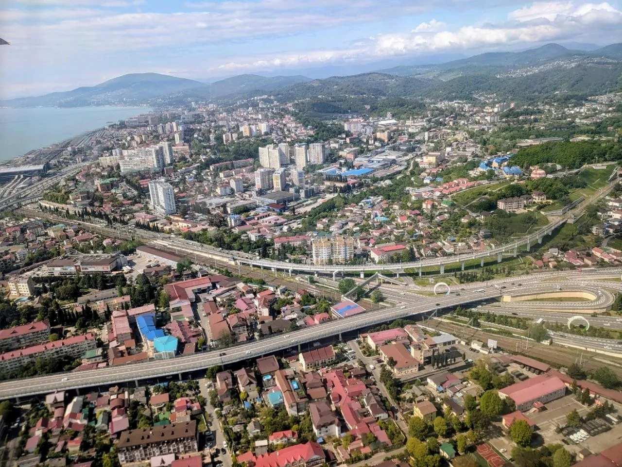 В городах сработали сирены. Все силы и средства задействованы для защиты, жителей просят укрыться в безопасных местах.