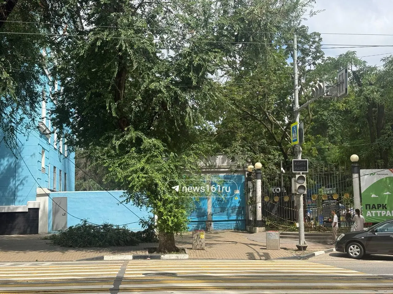 Вход в Парк Революции с Театрального закрыт — ветки зацепились за провода. На месте идут уборочные работы; судьба животных в мини‑зоопарке, на крышу которого упало дерево, пока неизвестна.