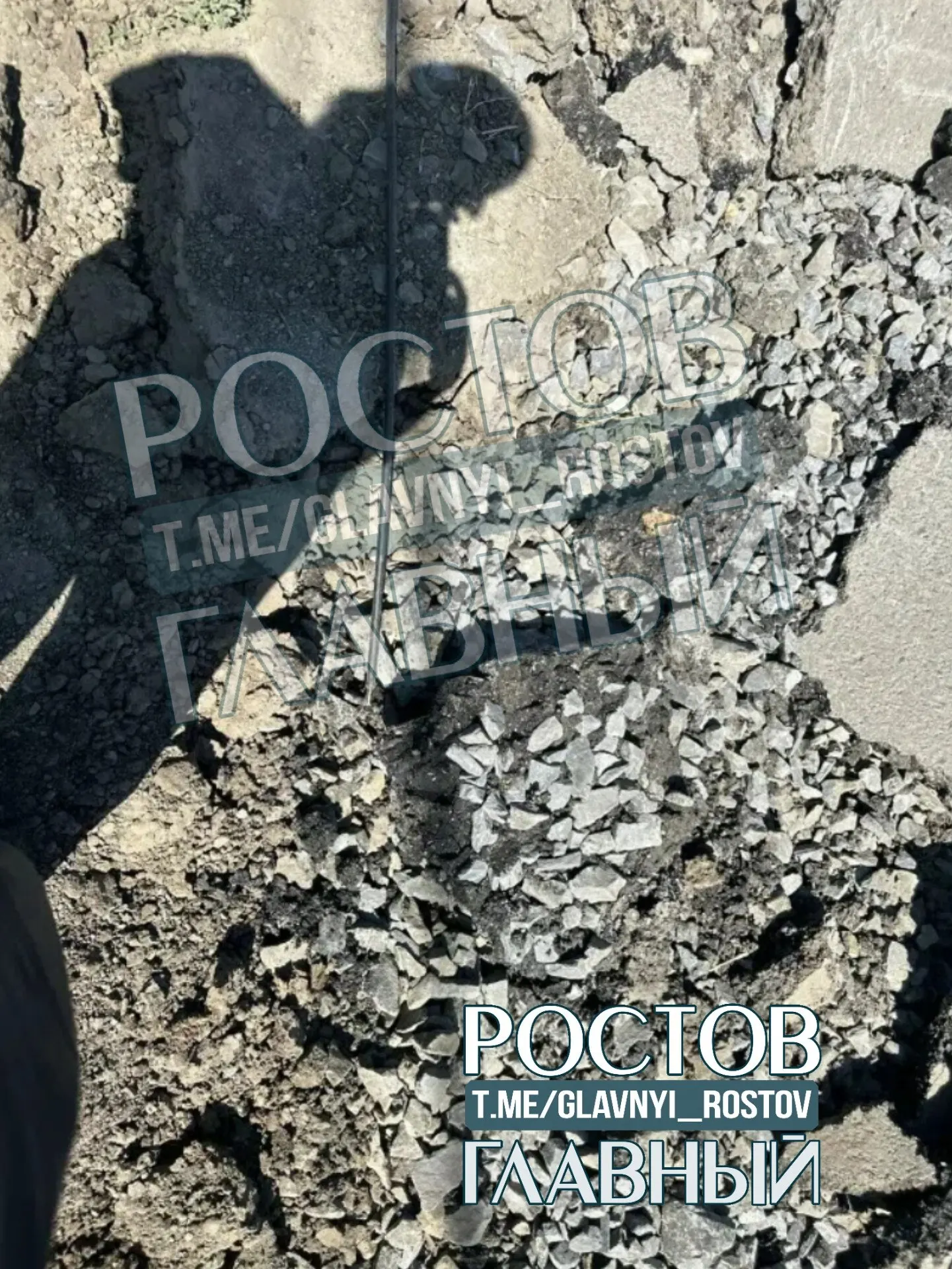 Въезд в коттеджный поселок «Южный» полностью перекрыли: перекопана дорога и повреждены кабели, из‑за чего часть жителей осталась отрезана от машин скорой помощи и бытовых коммуникаций.