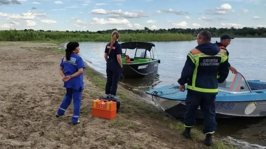По данным региональной службы безопасности, ребёнка извлекли очевидцы, медики проводили реанимацию, но спасти 9‑летнего не удалось. На месте работают спасатели, полиция и Следственный комитет.