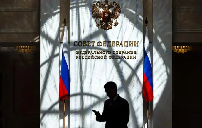 Совфед принял пакет законов, которые лишают россиян, осуждённых по политическим статьям и находящихся за границей, ряда прав — от консульских услуг и регистрации как ИП до доступа к банковским приложениям; Минюст заведёт реестр, а судебные расходы будут списывать с замороженных счетов.