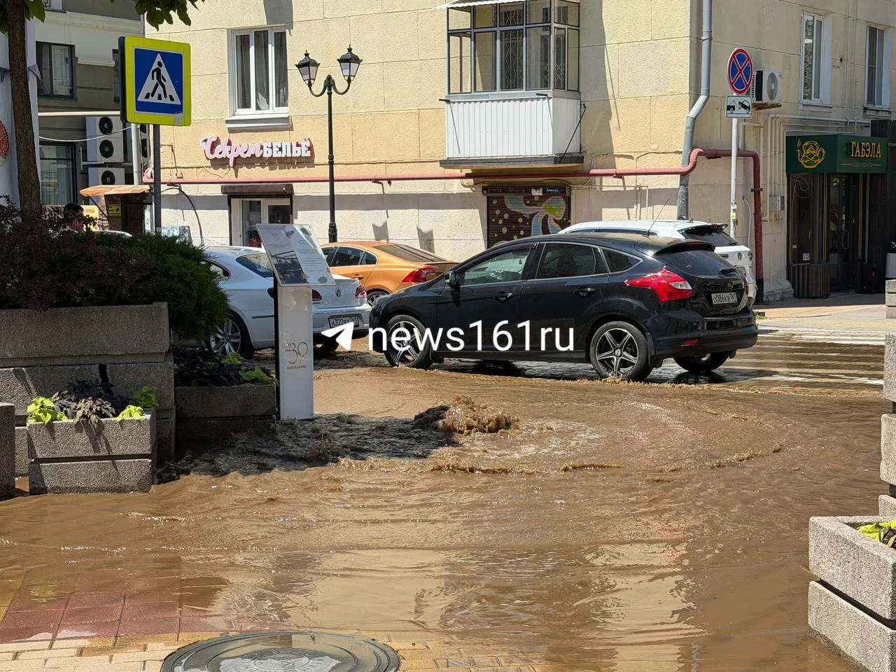 На пересечении улиц Соборный и Шаумяна образовалась крупная лужа после дождя. Горожанам рекомендуют выбирать непромокаемую обувь при прогулках по району.