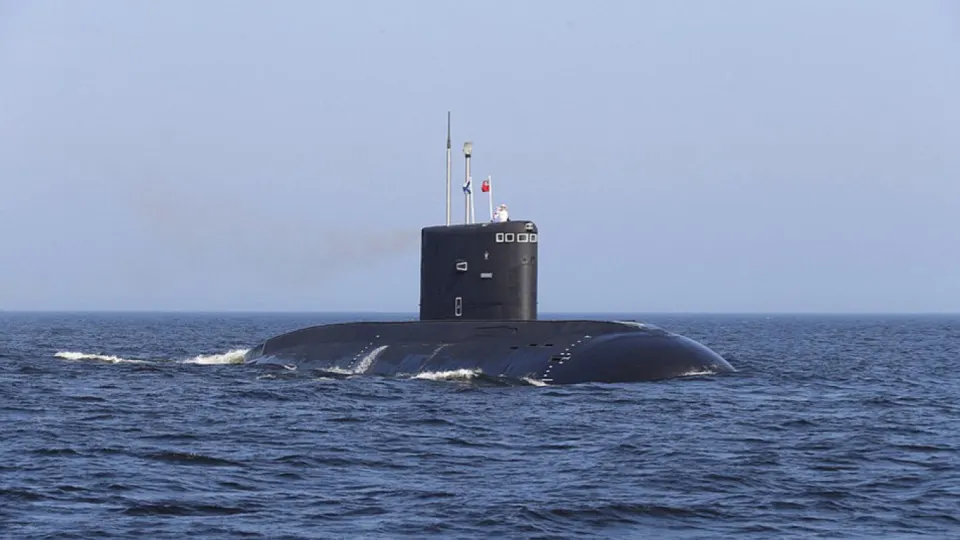 Спутниковые снимки показывают, что на военно‑морской базе в Новороссийске боевые рубки нескольких дизель‑электрических подлодок закрыли сетками для защиты от беспилотников.