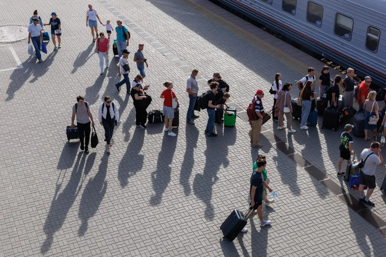 Пассажирский поезд №219/220 задерживается в Астраханской области; в его составе есть вагоны, следующие до Новороссийска. Информация о задержке появилась на онлайн-табло вокзала Волгоград-1.