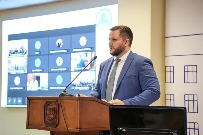 Сергей Анищенков возвращается на пост первого заместителя министра образования Ростовской области — его кандидатуру поддерживает новый министр Виктория Чернышова. Документы поданы, решение ожидают в течение 7–10 дней. Параллельно уволился другой первый зам Игорь Малиночка; причины не раскрываются.