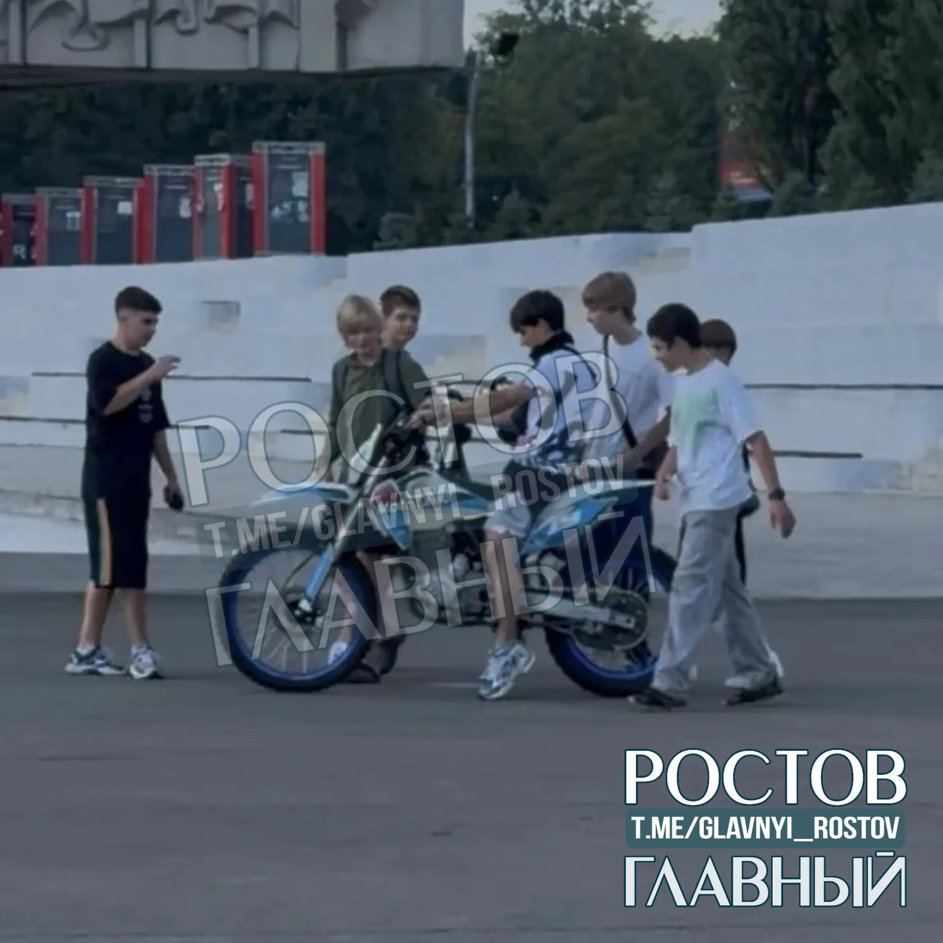 В центре Ростова-на-Дону подростки устраивают гонки на мотоциклах возле мемориала. Местные жалуются на шум, агрессивное поведение и осквернение места памяти.