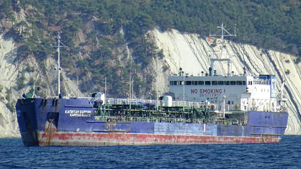 Ночью 6 июля украинские беспилотники атаковали два танкера в Азовском море, нефтебазу близ Керчи и позиции ПВО в Крыму и Брянской области — по данным украинской стороны.
