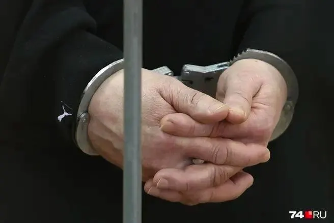 В Сочи мужчина снял со счёта пожилой родственницы все накопления, пока она спала. Подробности не уточняются.