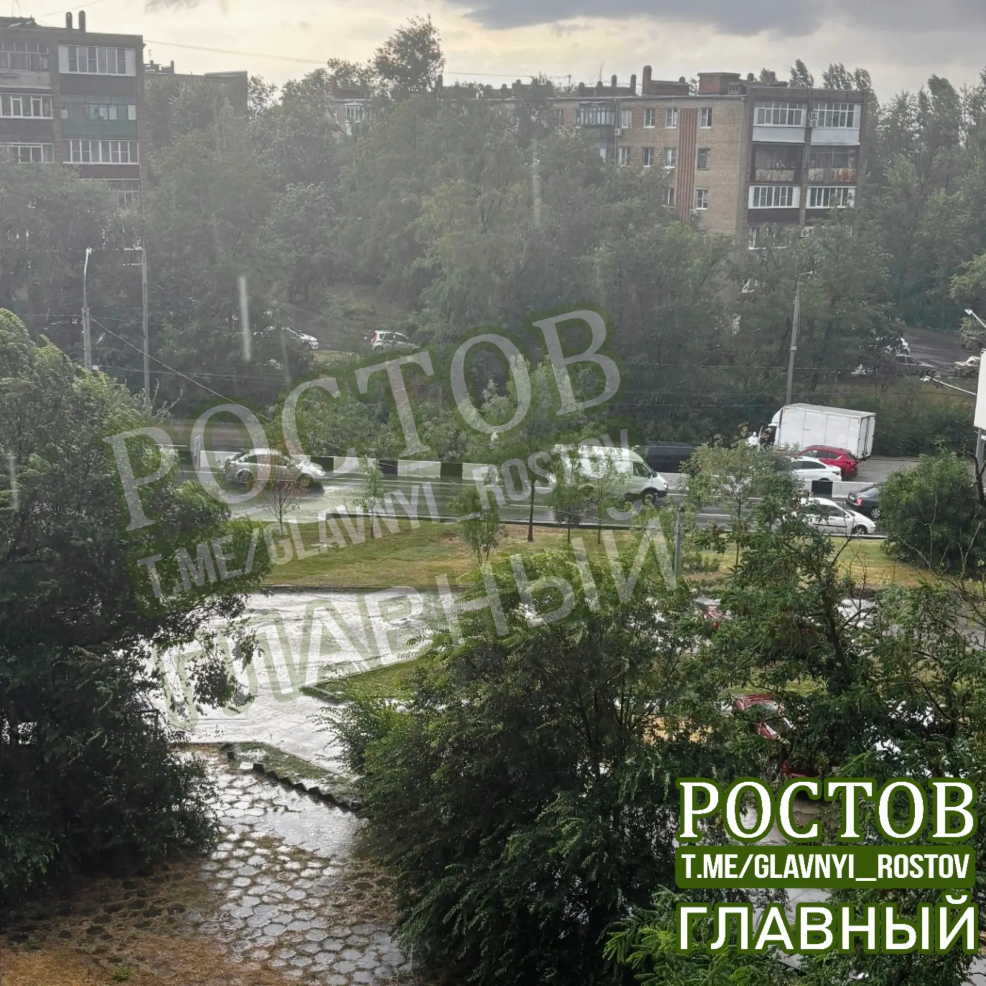 Упавшее дерево перегородило проезжую часть на улице Штахановского в Ростове-на-Дону. Причины падения и сроки расчистки дороги уточняются.