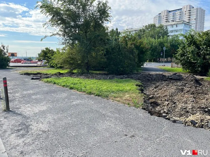В центре Волгограда при работах на 7-й Гвардейской дорожники повредили тропинки и газон в сквере между улицей и зданием Арбитражного суда. Жители беспокоятся, власти обещали дать пояснения.