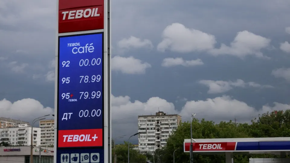 Власти сосредоточили приоритетные поставки бензина для Москвы, в результате в ряде регионов наблюдается дефицит и временные ограничения на работу автозаправок.