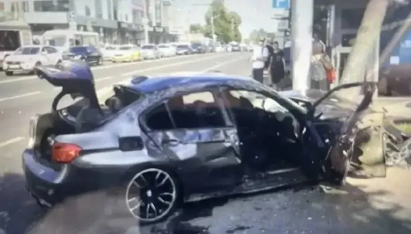 Рано утром 33‑летняя женщина за рулём BMW не справилась с управлением, наехала на бордюр и столкнулась с двумя опорами линий электропередачи; пострадавших нет, на перекрёстке временно не работает светофор.