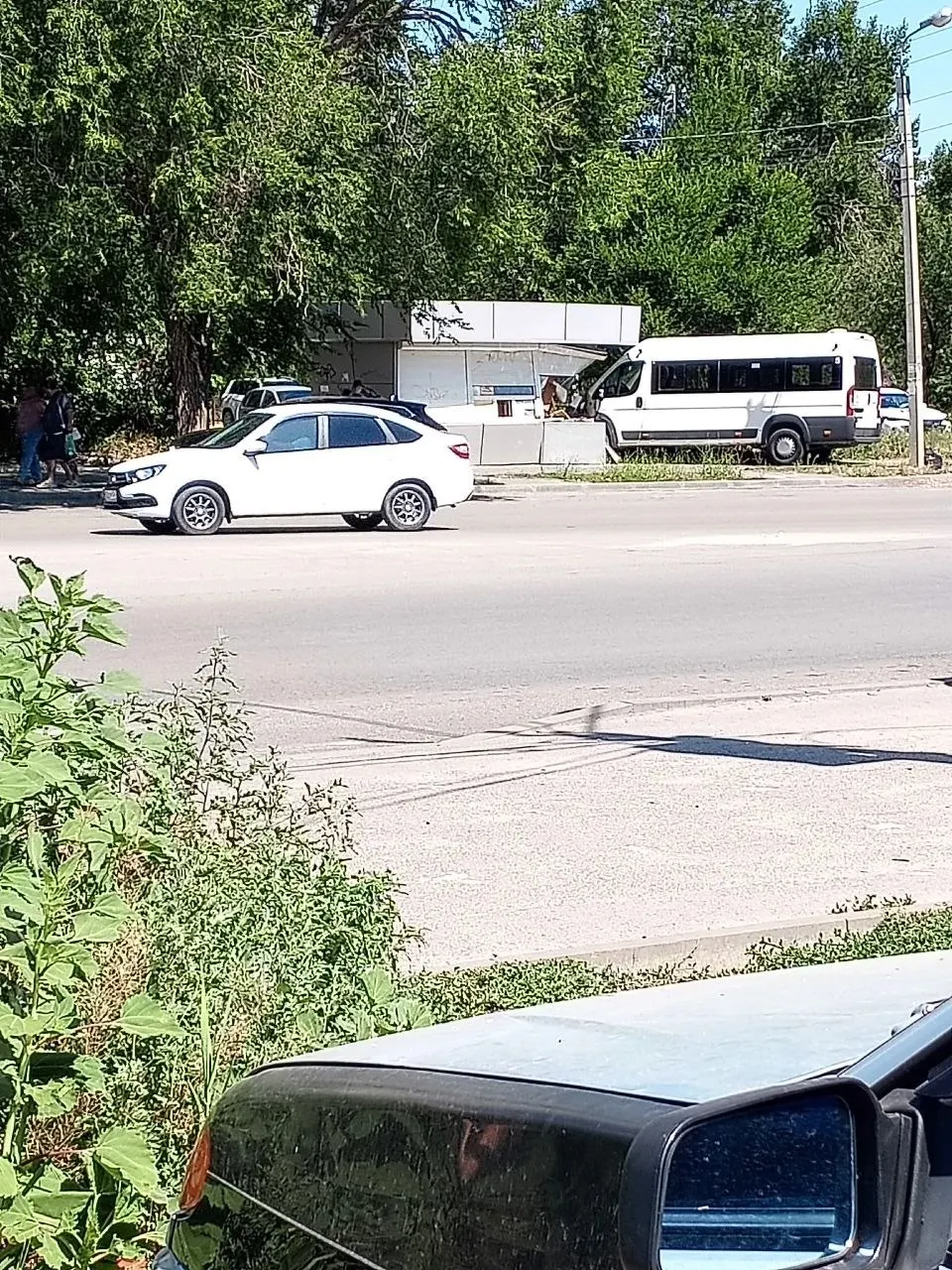 Утром 20 июля в Красноармейском районе Волгограда микроавтобус столкнулся с торговым павильоном. Полиция подтвердила факт ДТП, пострадавших не зарегистрировано.