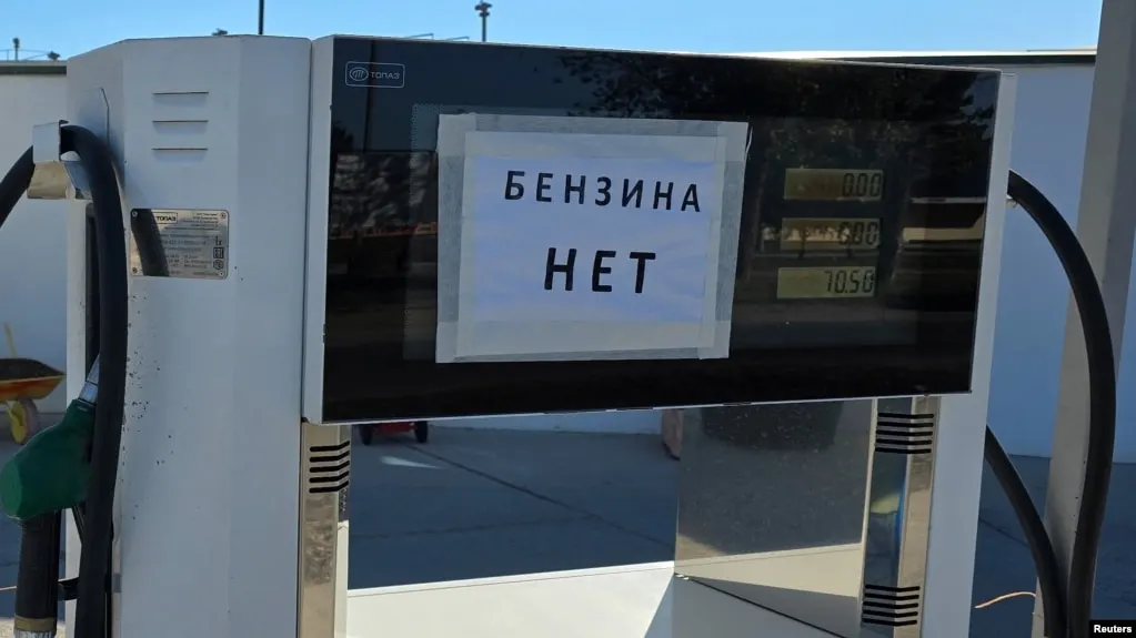 Росстат зафиксировал около 30% подорожания бензина в Севастополе за неделю. По стране производство топлива сократилось, в ряде регионов введены ограничения на продажу.