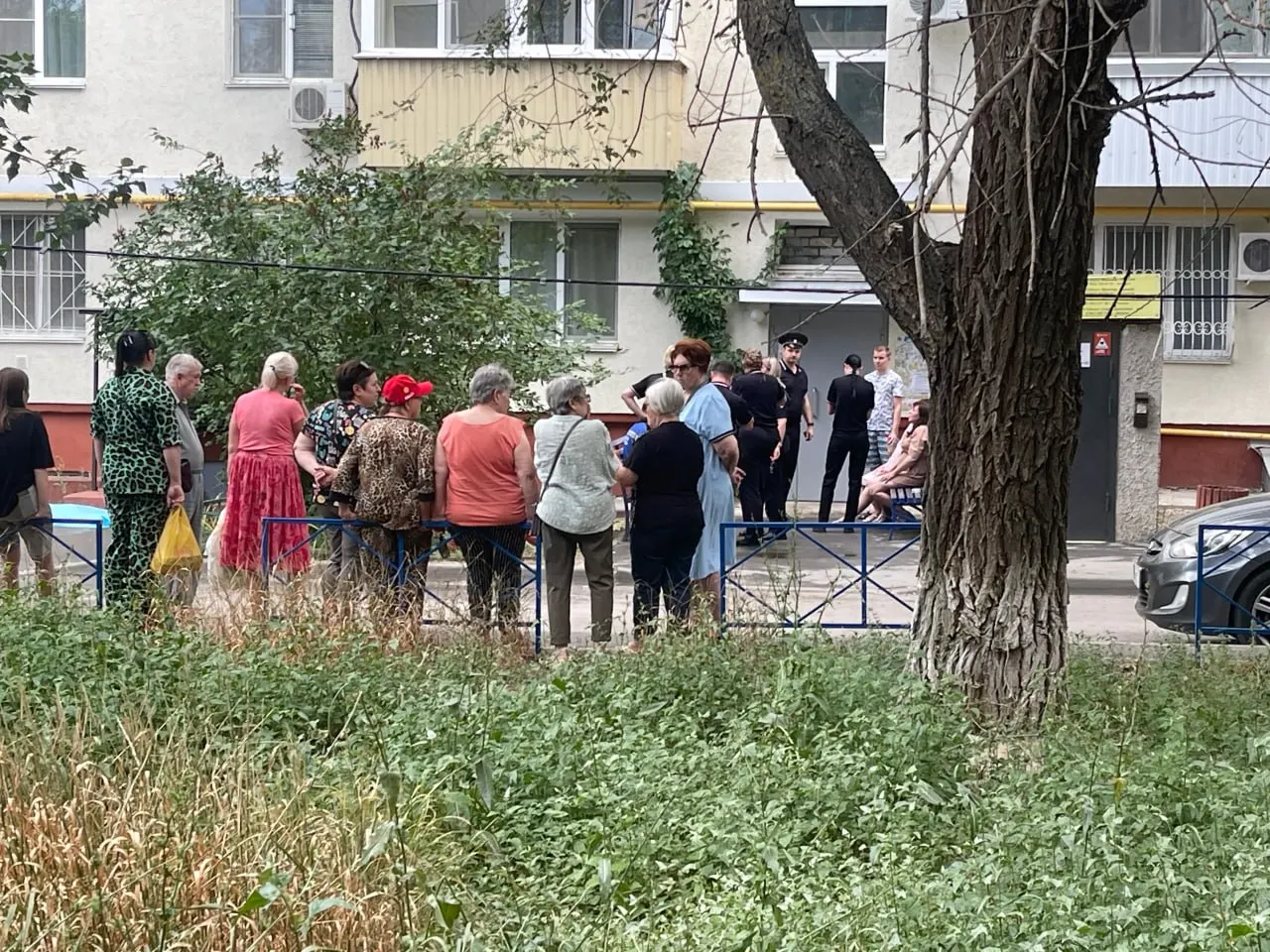 В Краснооктябрьском районе Волгограда очевидцы сообщили о падении ребёнка из окна многоквартирного дома; он скончался на месте.
