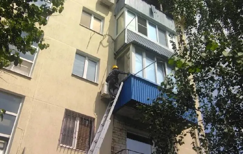 Спасатели и коммунальные службы заклеивают повреждённые окна, убирают обломки и обследуют пострадавшие дома в Прикубанском и Карасунском округах; специальные комиссии оценивают ущерб и решают вопросы выплат.