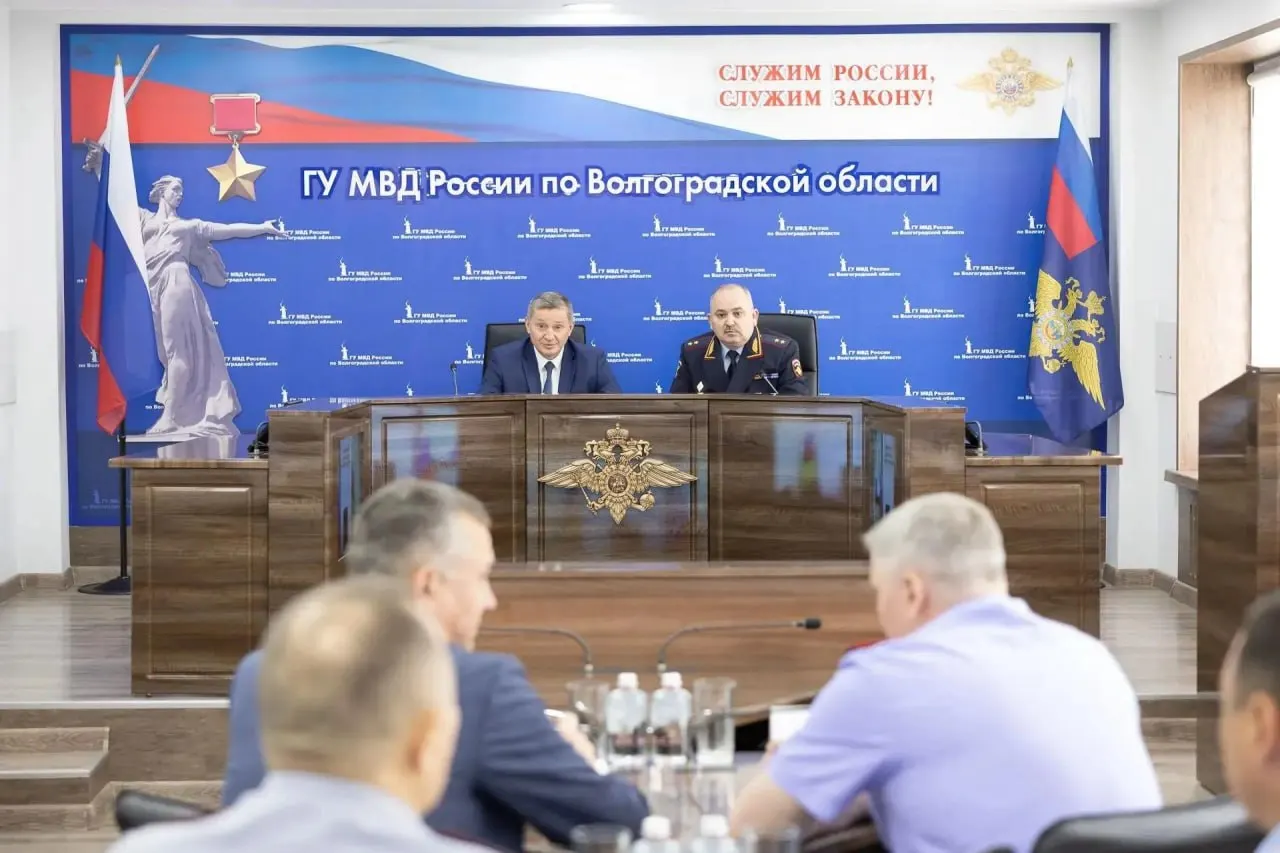 Министр МВД Владимир Колокольцев официально представил Павла Гищенко в качестве нового руководителя регионального главка МВД; губернатор Андрей Бочаров отметил его опыт и рассчитывает на продолжение сотрудничества.