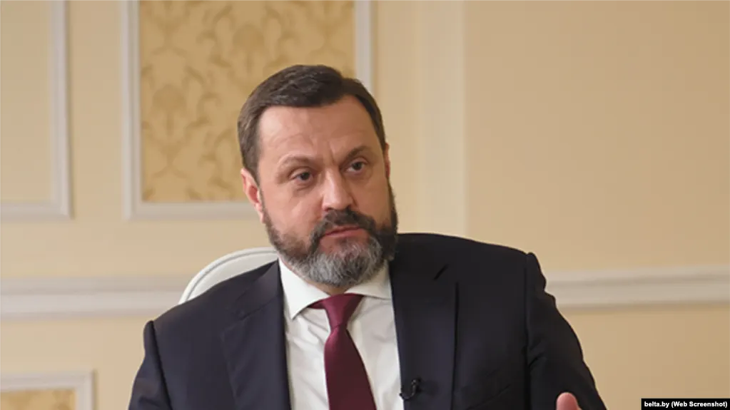 Высший антикоррупционный суд Украины признал бывшего депутата Андрея Деркача виновным в государственной измене и незаконном обогащении и назначил ему заочный срок в 15 лет. Судебное решение связывают с его связями с российскими спецслужбами и информационной деятельностью против Украины.