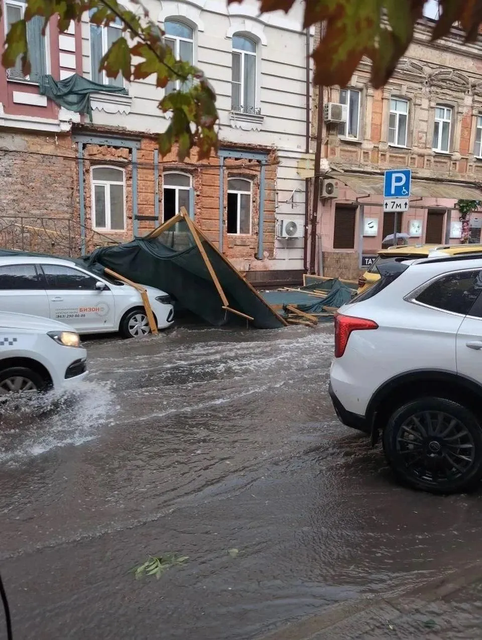 Страховые компании принимают заявления удалённо — через мобильное приложение или по номеру 900. По каско направление в сервис могут дать по фото повреждений, для возмещения ущерба жилья достаточно паспорта и заявления с реквизитами.