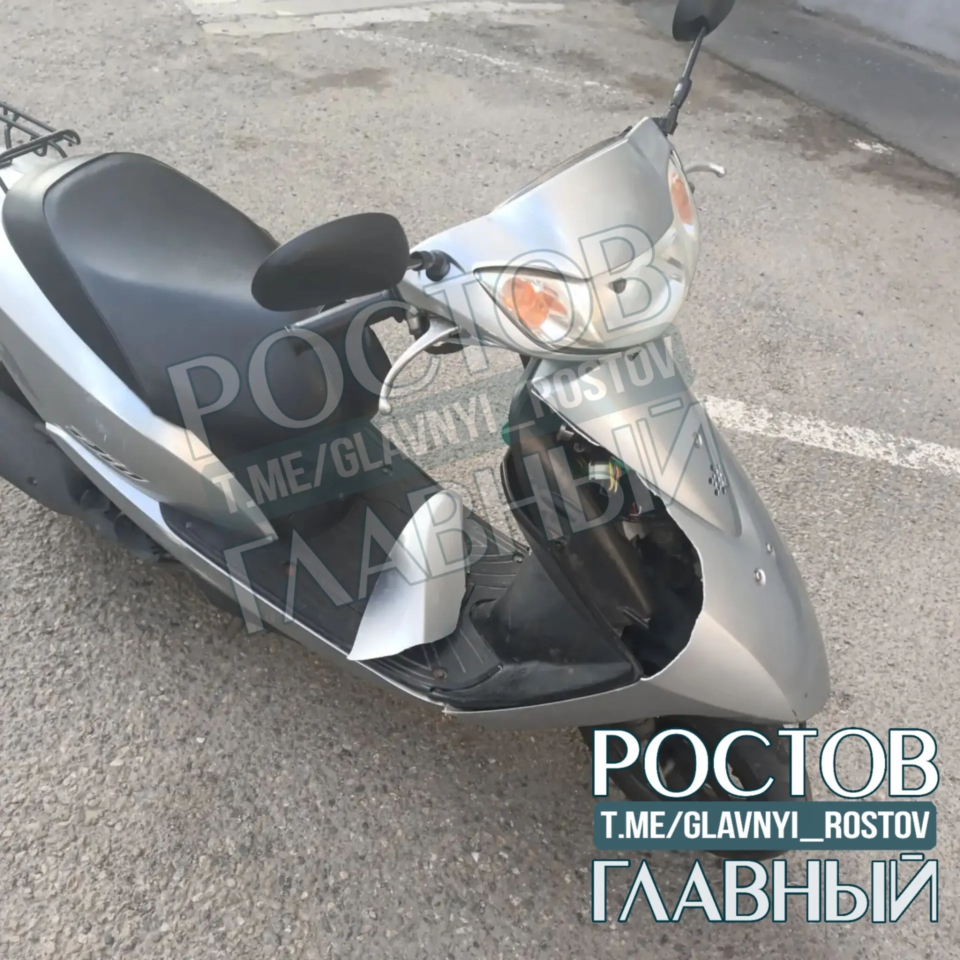 Двое злоумышленников повредили скутер при попытке угона: сломана панель, оборваны провода. Владелец сообщил, что заявление подано, есть качественная запись с камеры.
