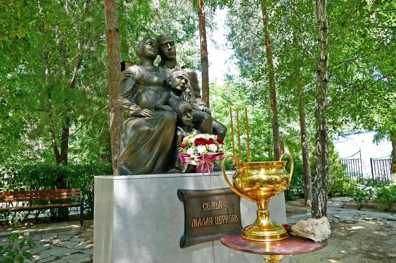 В Волжском появилась скульптура Николая Карпова, символизирующая семью, любовь и продолжение рода; мнения горожан разделились.
