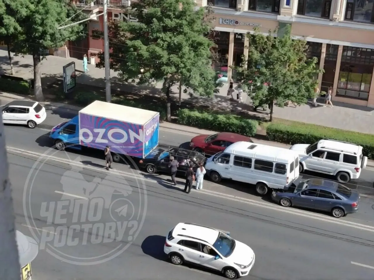 На Большой Садовой в Ростове столкнулись четыре автомобиля. Движение на участке между Будённовским и Ворошиловским перекрыто, на месте работает экипаж ДПС; данных о пострадавших пока нет.