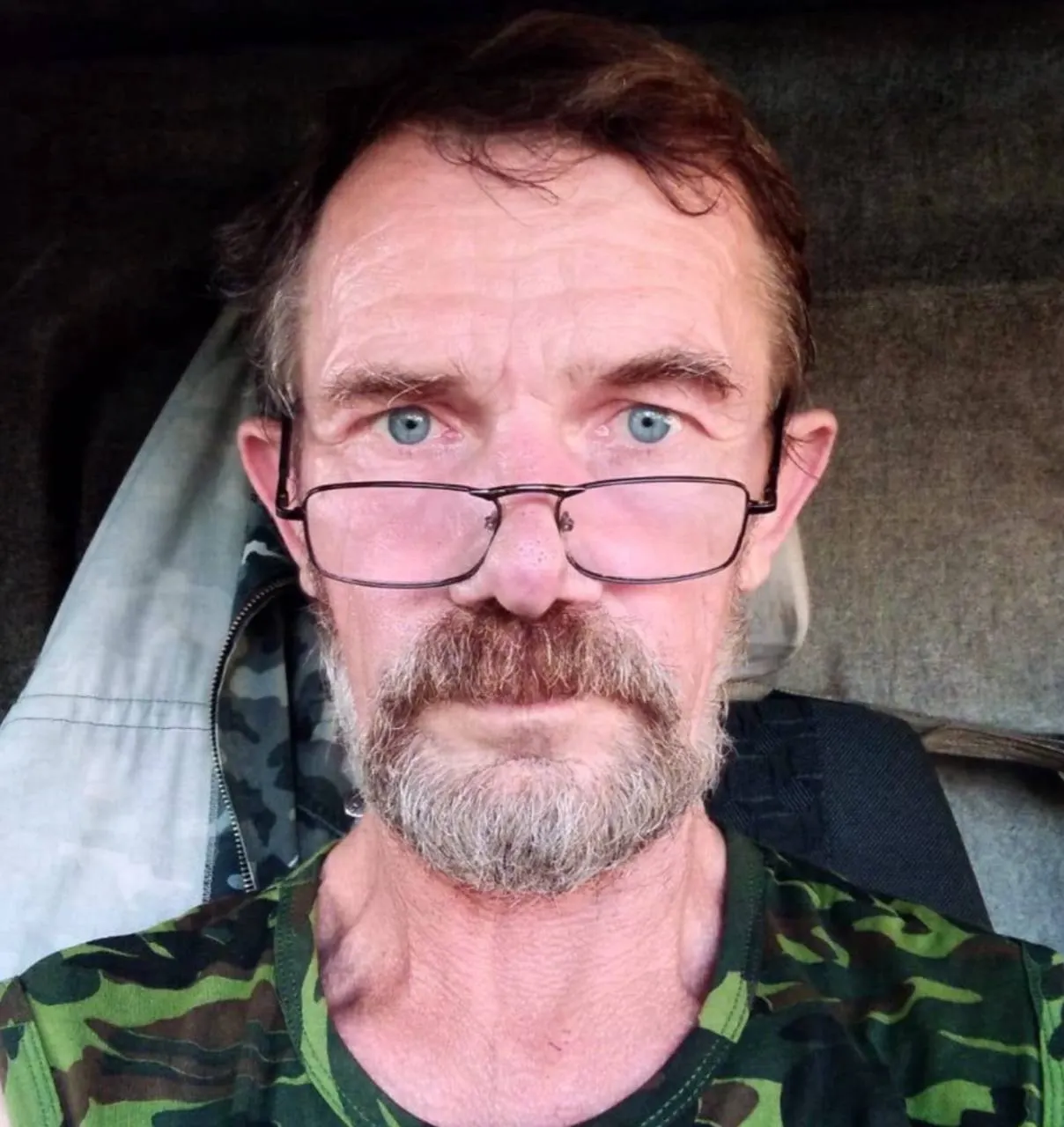 Дочь утверждает, что 58‑летнего Юрия Хоменко обманом женили на незнакомке, лишили жилья и отправили на войну в Украине, где он погиб. Она требует проверки и возбуждения уголовного дела.