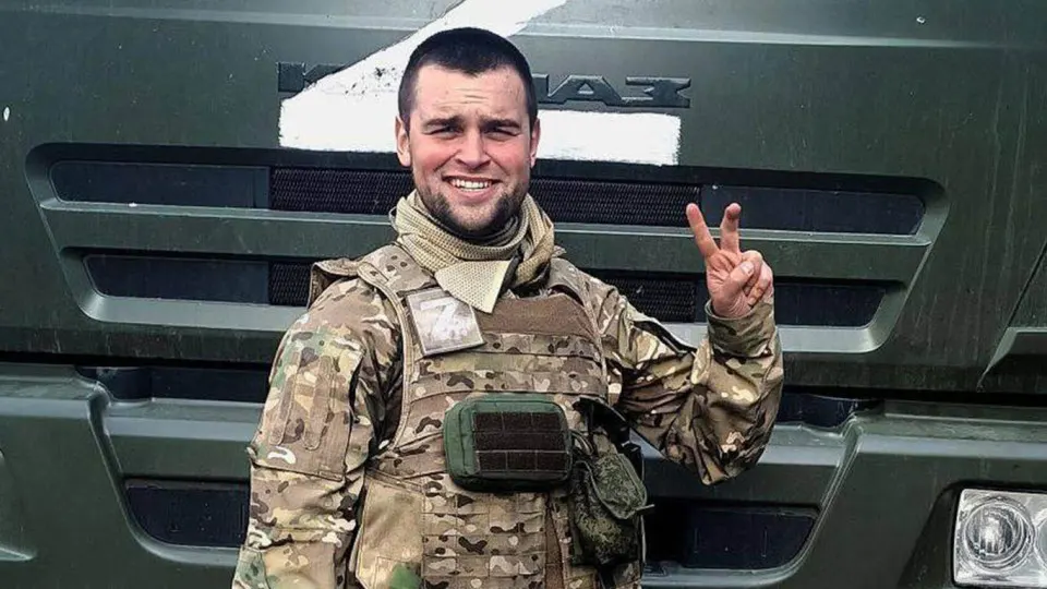 Егора Гузенко разыскивают по статье о самовольном оставлении части и уклонении от исполнения воинских обязанностей. Ранее он публично критиковал власть, был задержан в Ставропольском крае и затем подписал контракт с Минобороны, чтобы выйти из СИЗО.