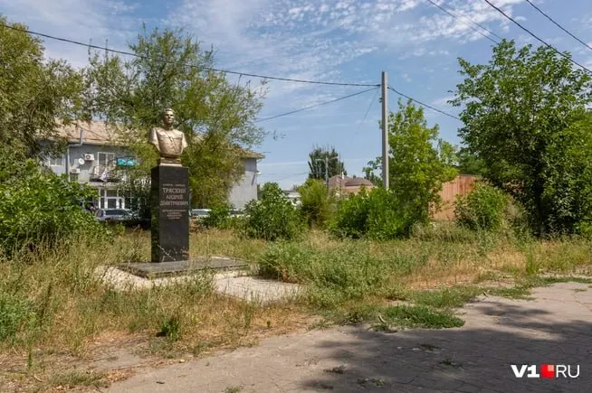 Посёлок Мансардный в Краснооктябрьском районе оказался с давно заброшенным бульваром: зеленые заросли и свалки доходят до памятного бюста у райотдела полиции, возмущают местные жители.