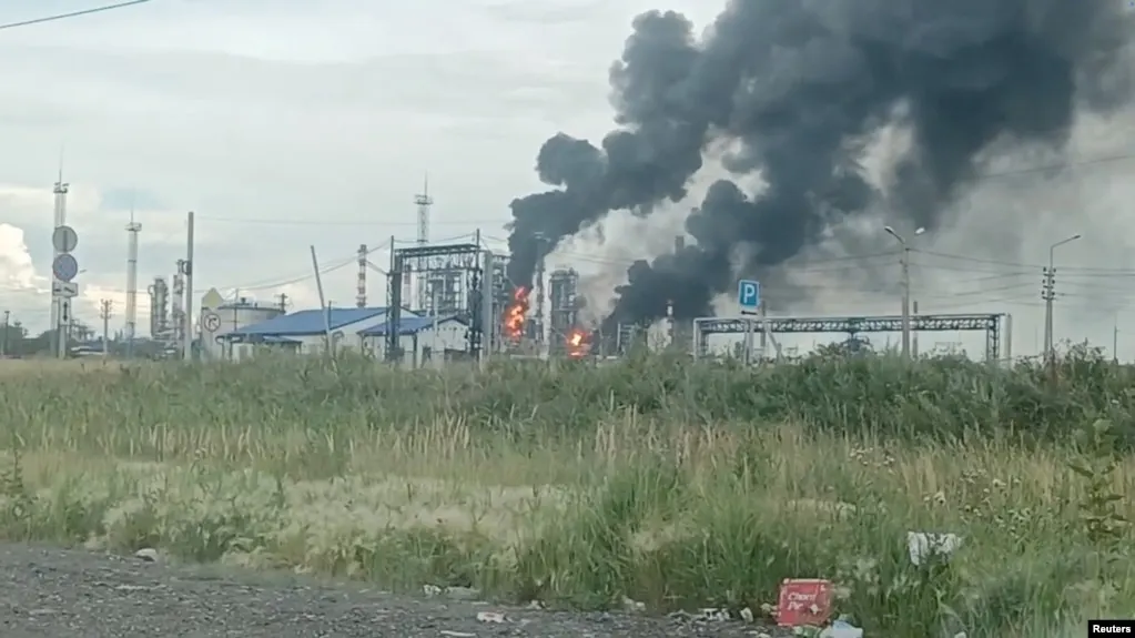 После удара беспилотников 6 июля крупнейший в России Омский нефтеперерабатывающий завод остановил ряд установок и приостановил продажу топлива на оптовой бирже; власти сообщают об отсутствии пострадавших.